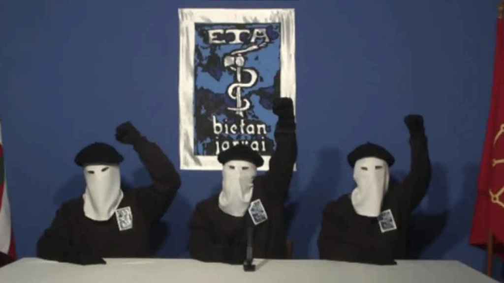 Miembros encapuchados de ETA tras anunciar el cese definitivo de la violencia.