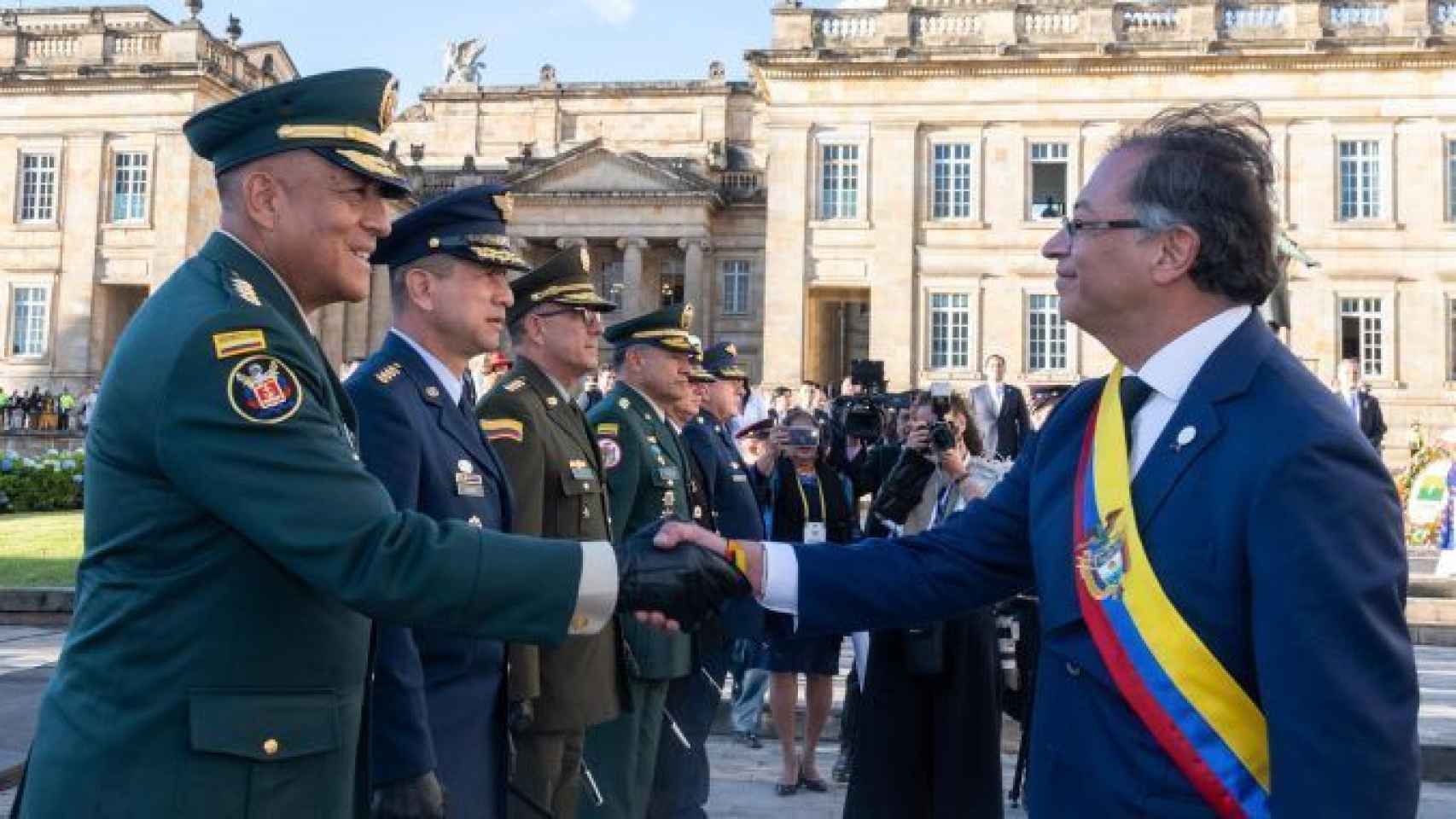 Petro (dcha.) saluda a un representante de las fuerzas armadas colombianas el día de su investidura.