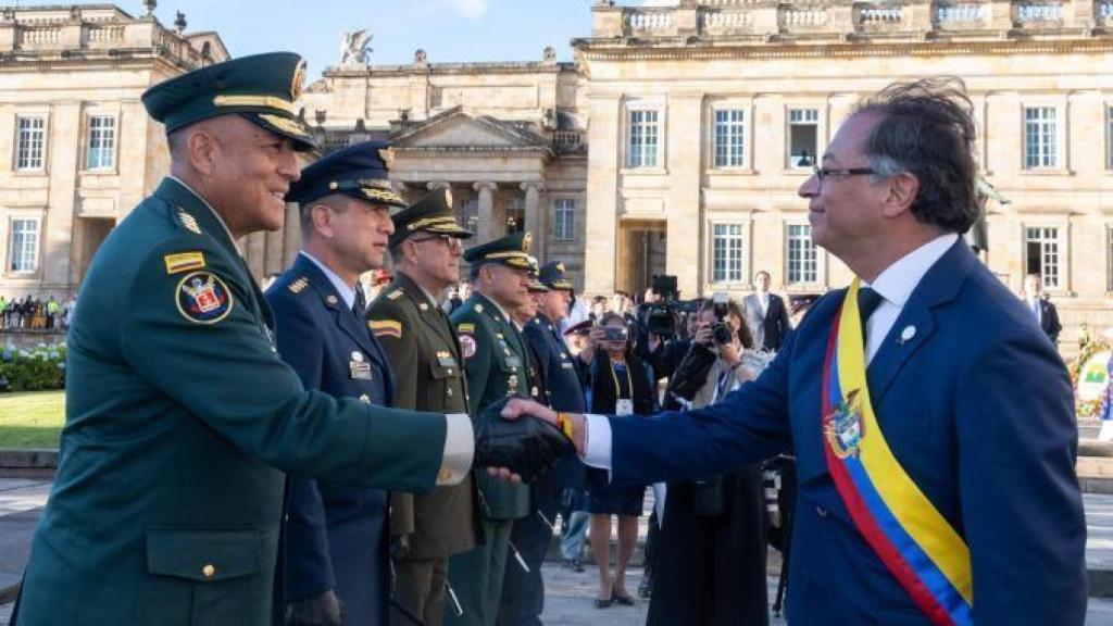 Petro (dcha.) saluda a un representante de las fuerzas armadas colombianas el día de su investidura.