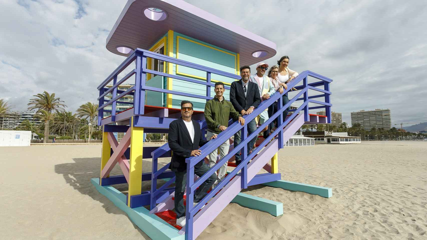 La playa de San Juan estrena caseta de salvamento al más puro estilo 'Miami Beach'
