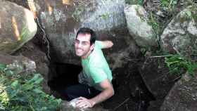 Pablo Suárez, a punto de meterse en una cueva excavada en yesos del Mioceno de Sicilia.