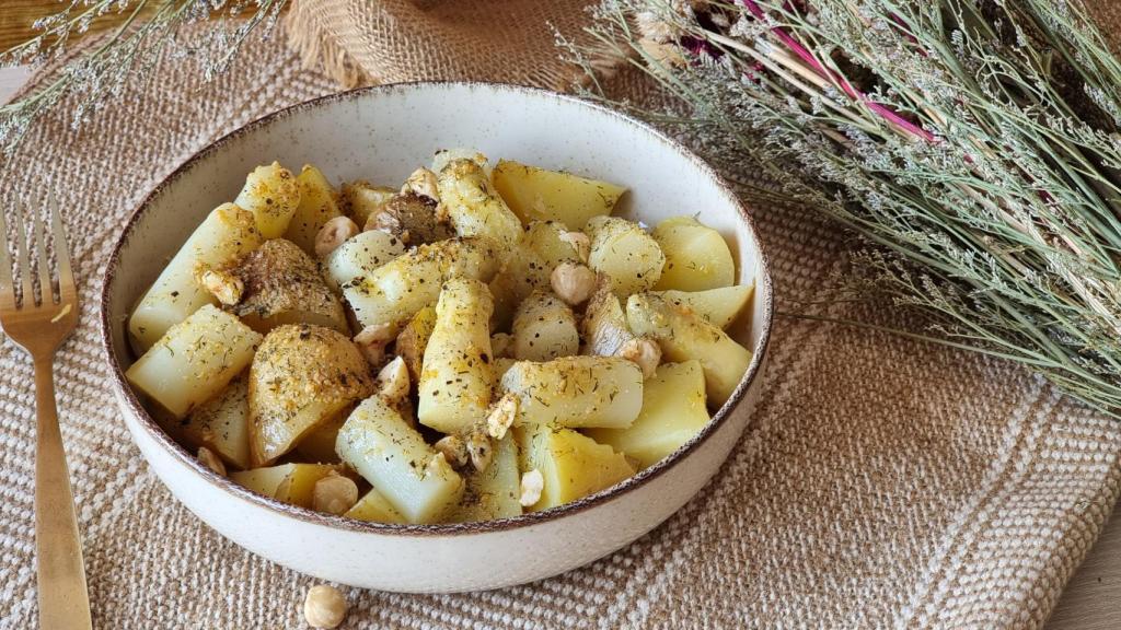 Ensalada templada de patatas asadas, espárragos y mantequilla de ajo y eneldo, ¡no te podrás resistir!