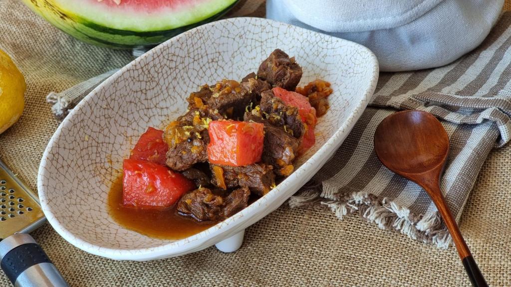 Guiso de ternera con fruta de verano, cómo comer carne guisada los días de más calor