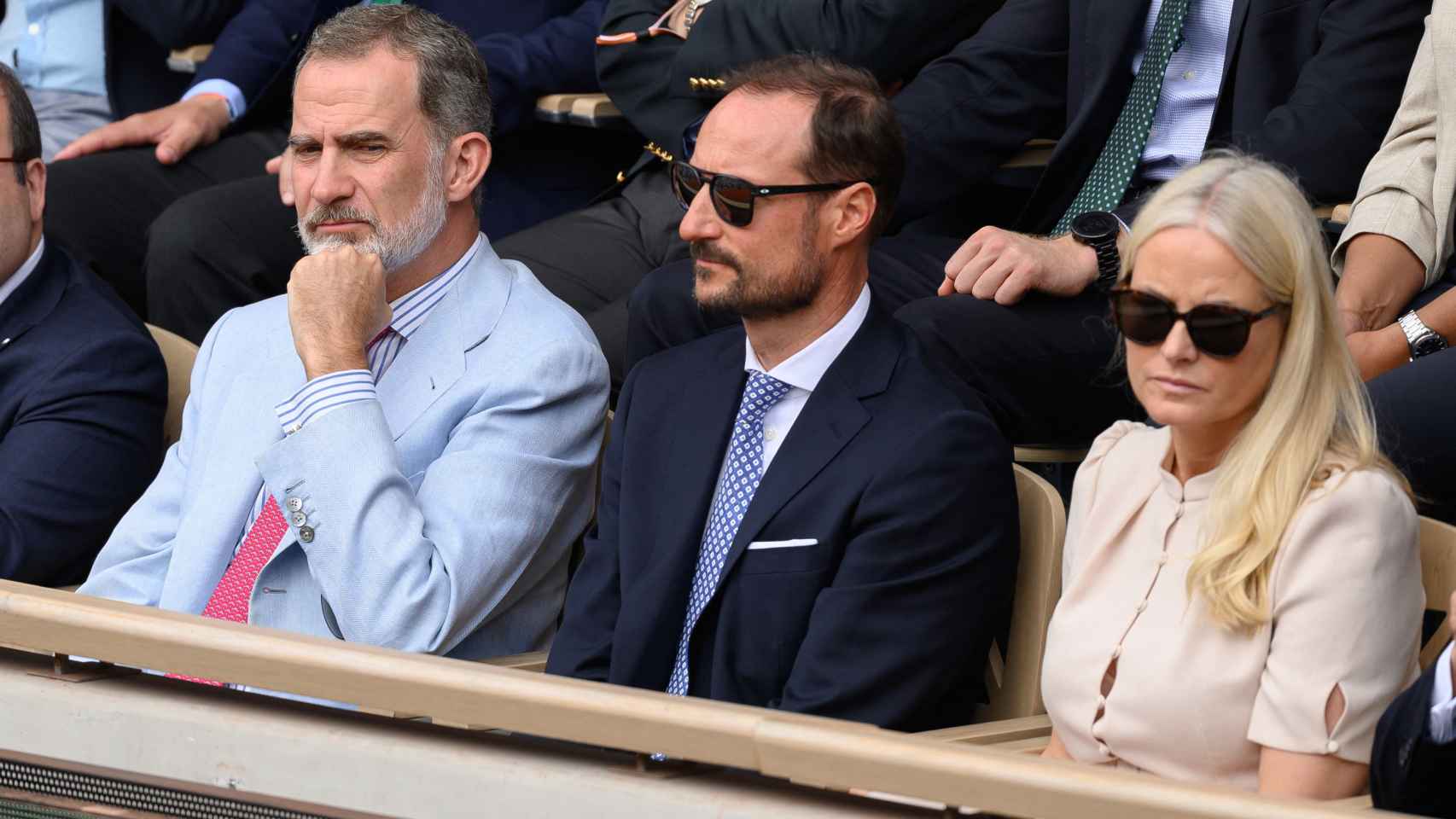 Haakon y Mette-Marit junto al rey Felipe VI, en el Roland Garros 2022.