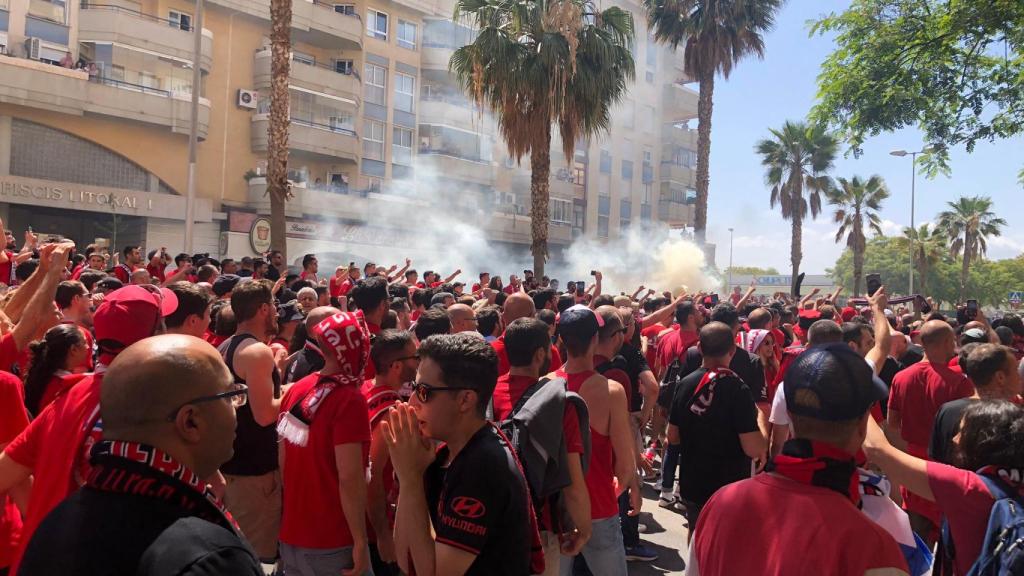 Los aficionados del Hapoel Jerusalén en los alrededores del Carpena.