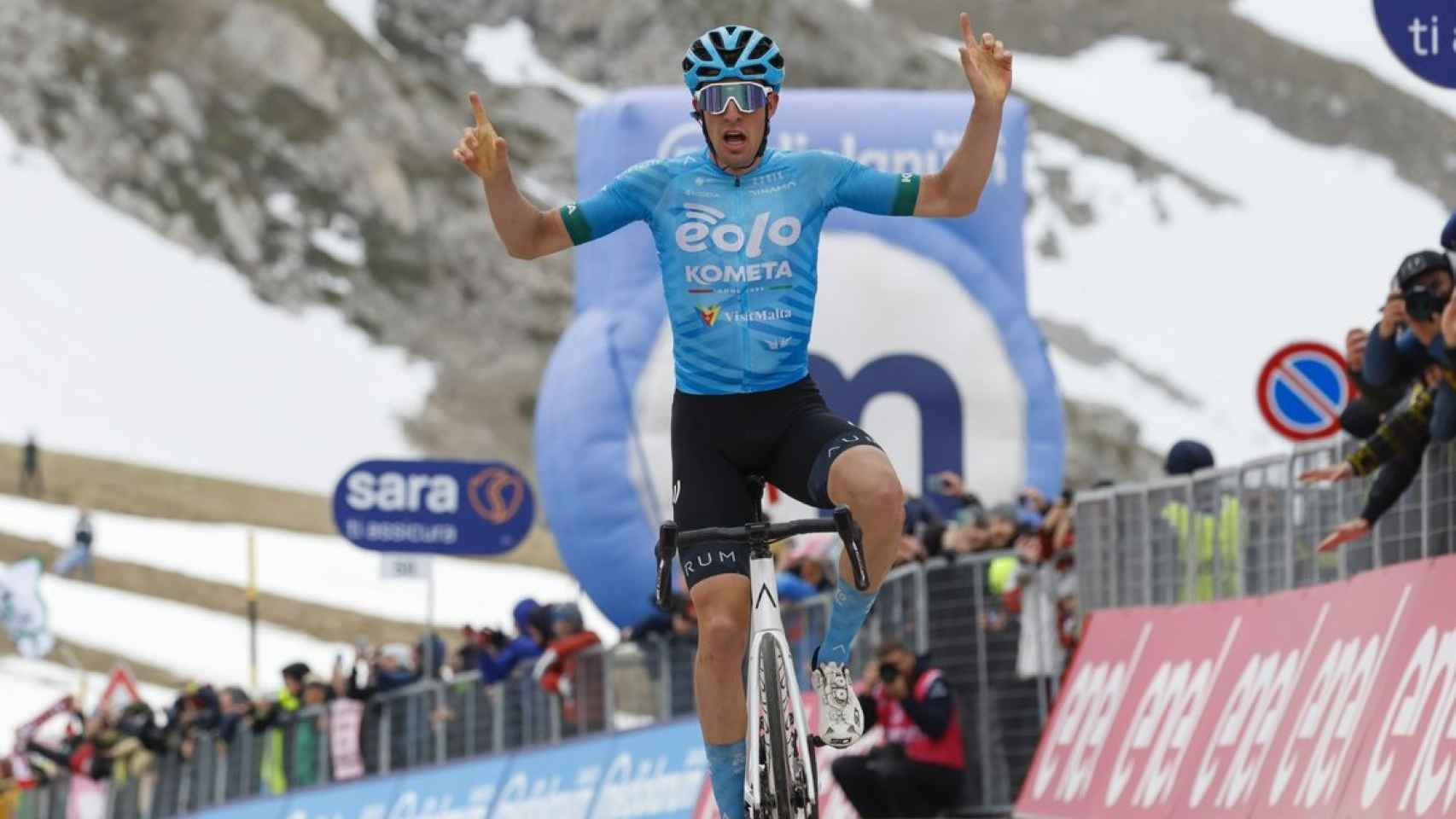 Davide Bais celebra su triunfo en el Giro.