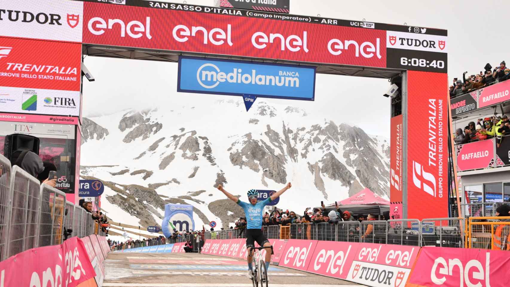 Davide Bais celebra su victoria en el Giro de Italia.