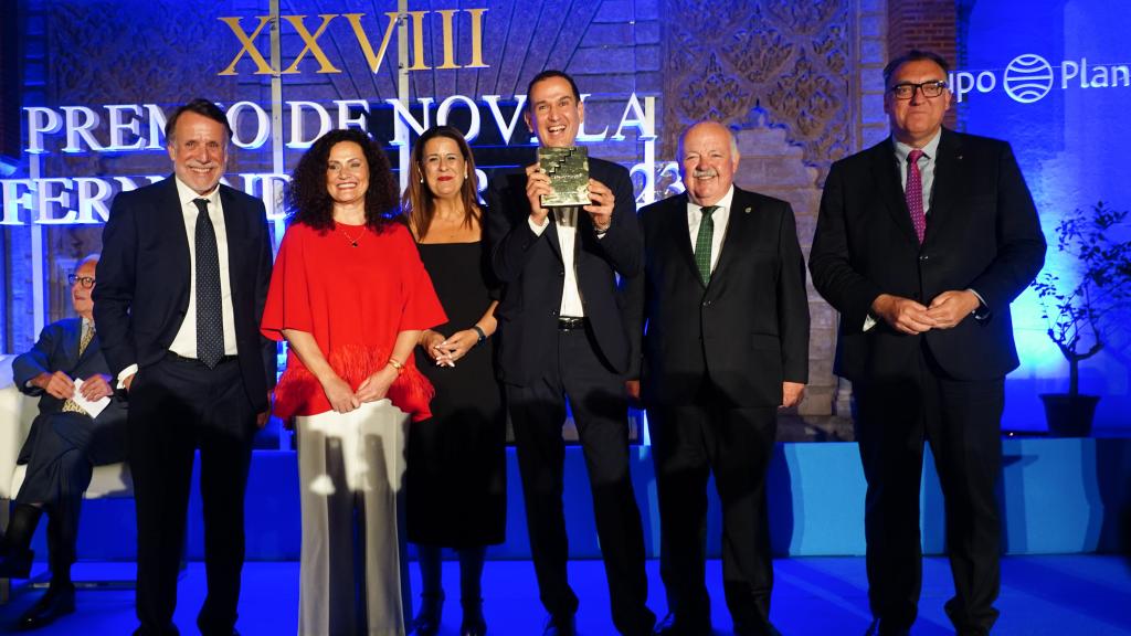 Roberto Santiago recoge el premio 'Fernando Lara' por su novela 'La rebelión de los buenos'.