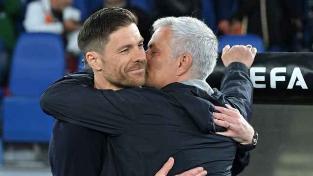 José Mourinho y Xabi Alonso se funden en un sentido abrazo.