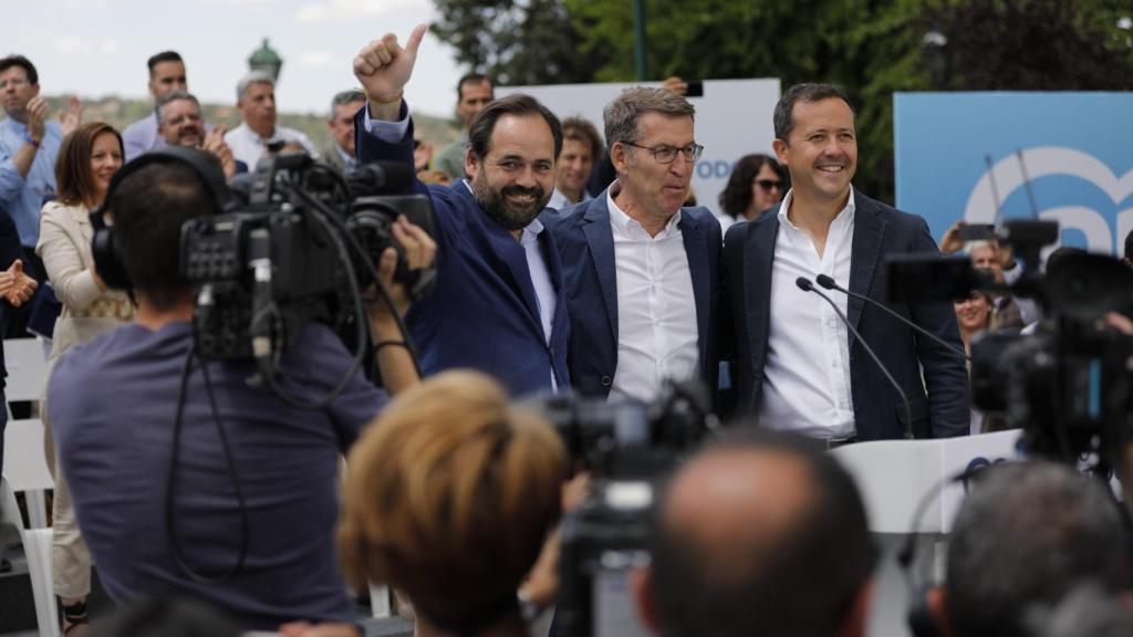 Paco Núñez, Alberto Núñez Feijóo y Carlos Velázquez, de izquierda a derecha, en Toledo el pasado 12 de mayo.