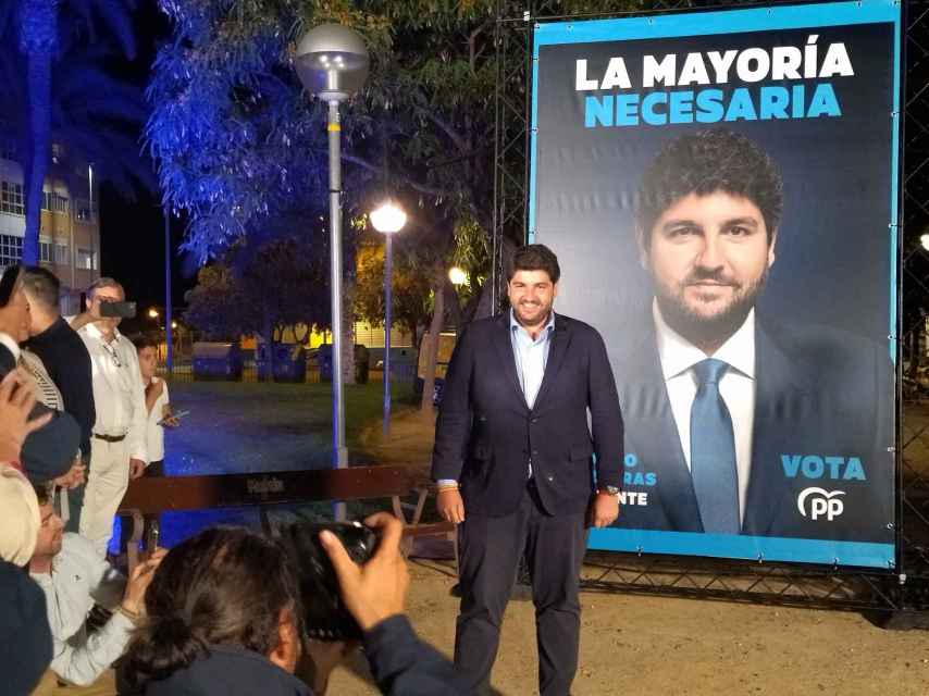 López Miras, en la medianoche del 28-M, presentando su eslogan de campaña en la pedanía murciana de El Palmar.