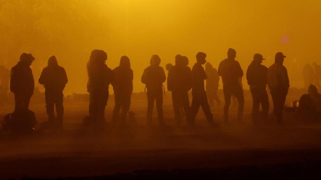 Migrantes después de haber cruzado la frontera entre Estados Unidos y México.