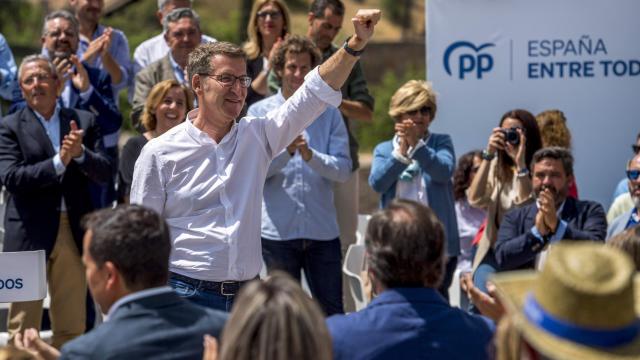 El presidente del PP, Alberto Núñez Feijóo, en un mitin en Toledo para arropar a Paco Núñez.