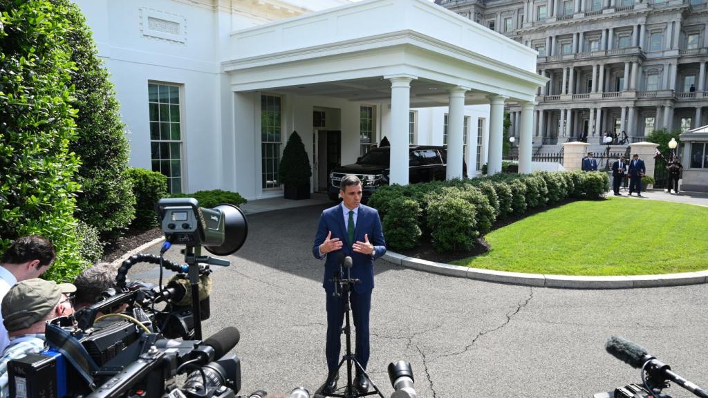 Pedro Sánchez atiende a los medios a la salida de su reunión con Joe Biden, en la Casa Blanca.