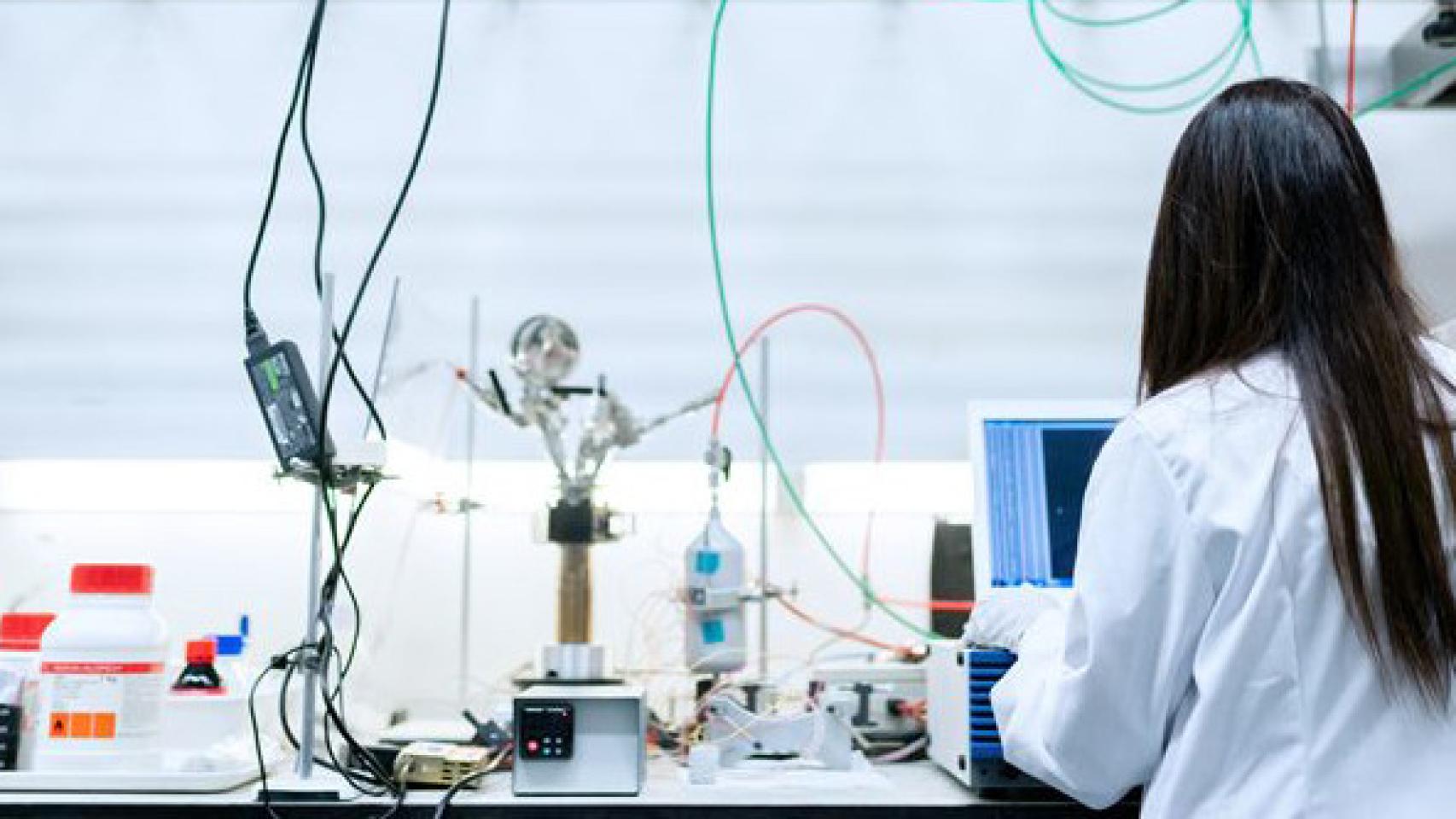 Una investigadora, durante una prueba de laboratorio.