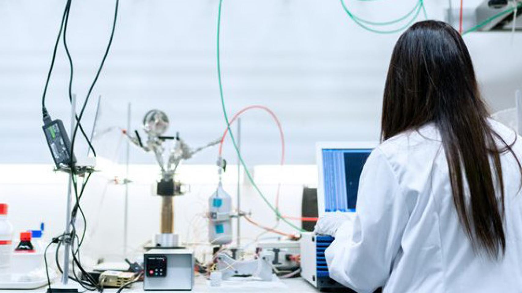 Una investigadora, durante una prueba de laboratorio.