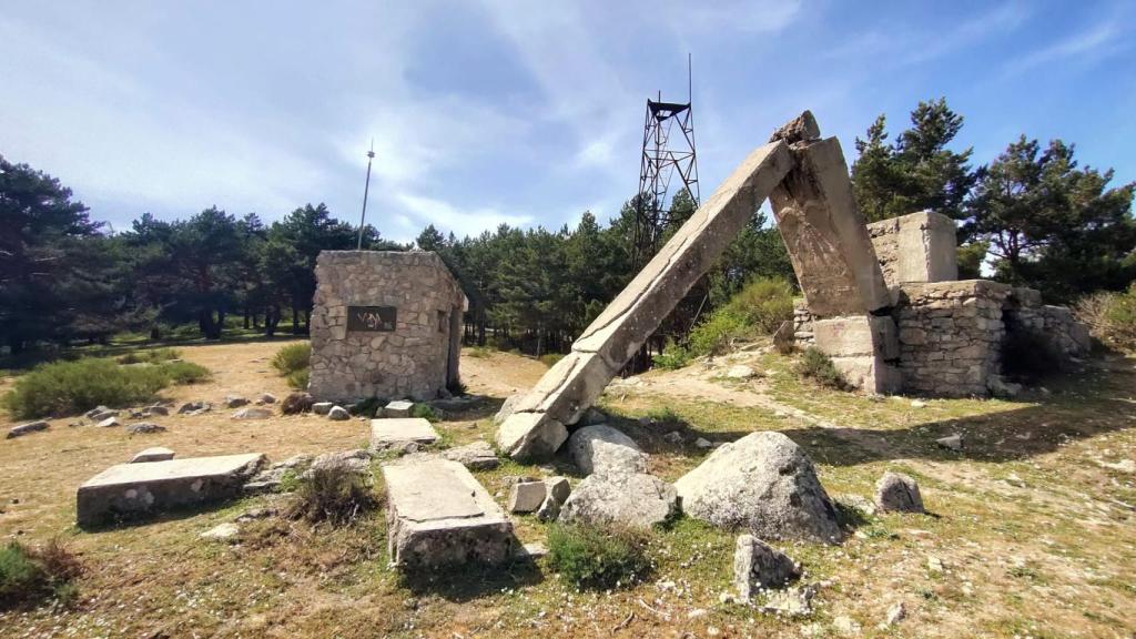 La cruz derruida en la sierra de Guadarrama.