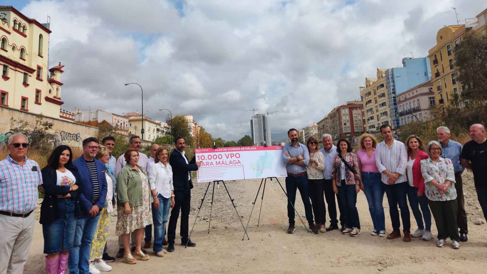 Candidatura del PSOE a las municipales en Málaga, con las torres de Martiricos al fondo.