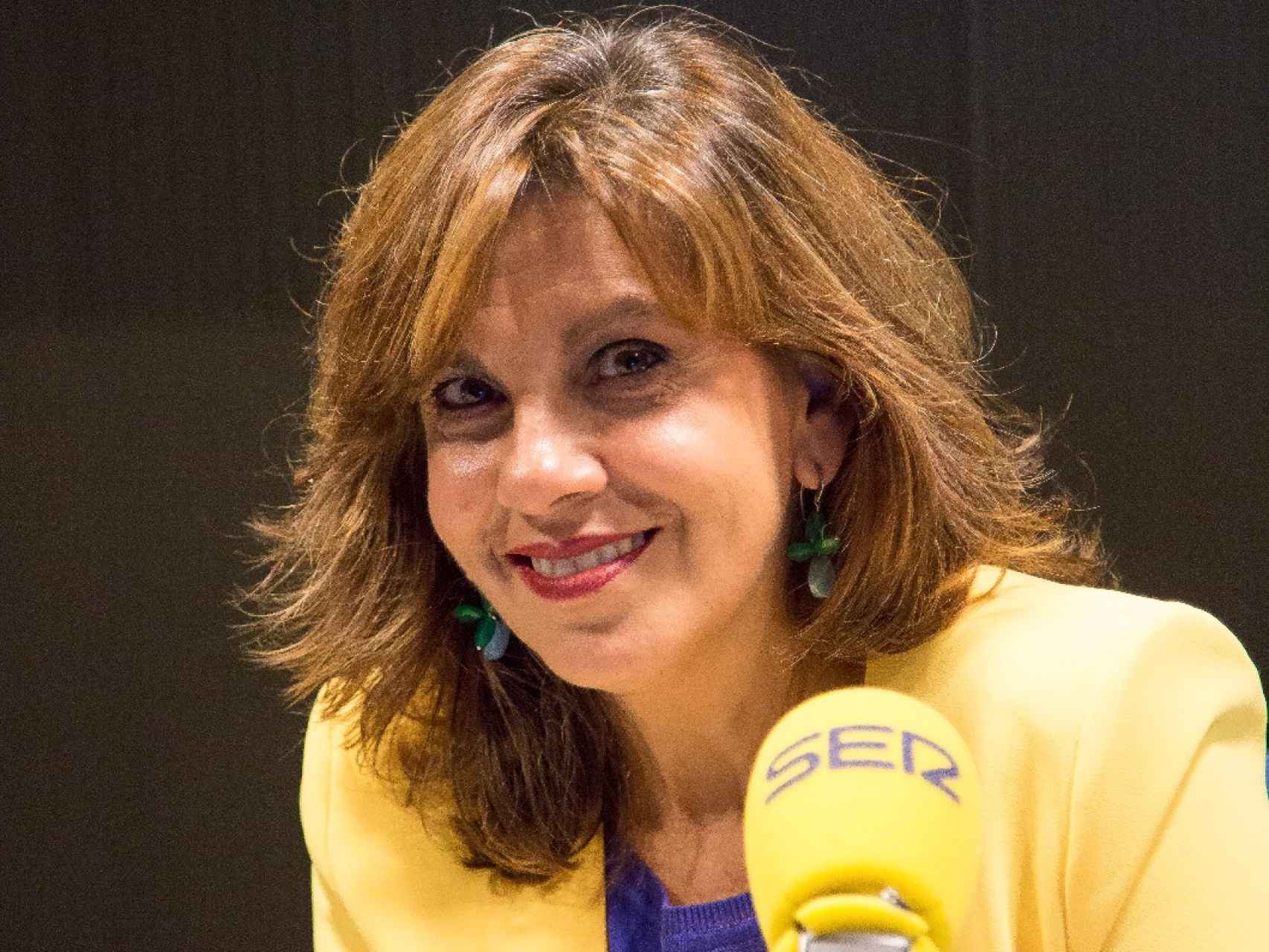 La periodista María Manjavacas con el micrófono de la SER.