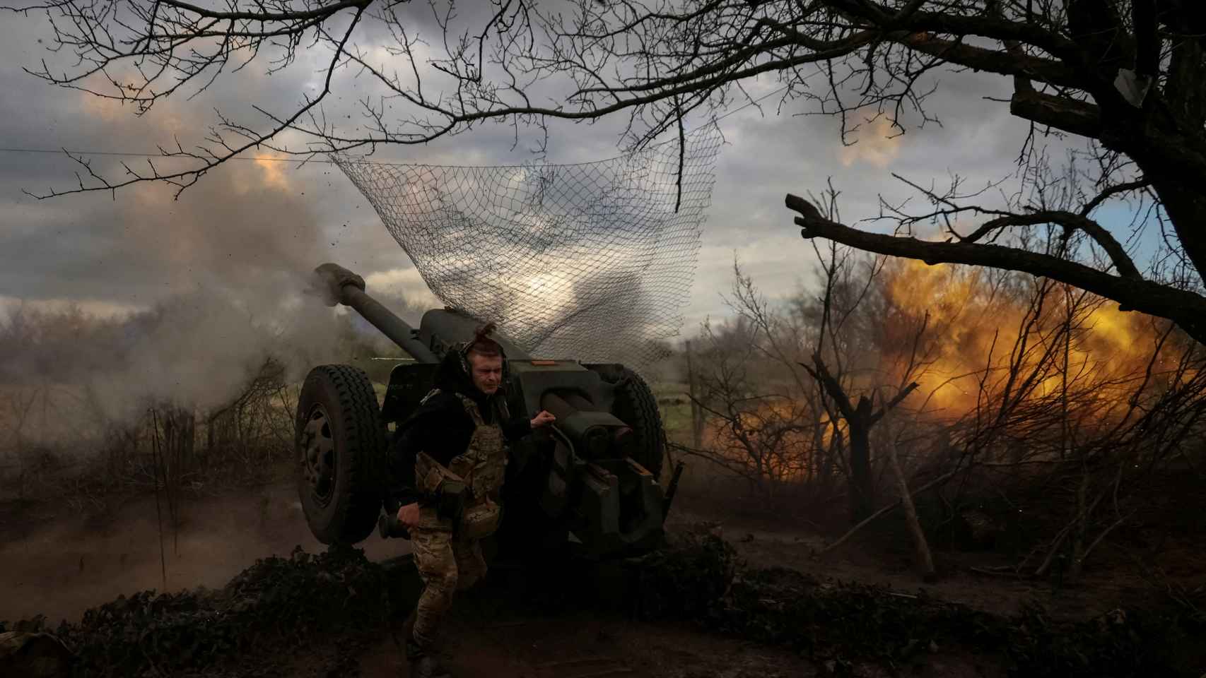 Un militar ucraniano dispara un obús en Bakhmut.
