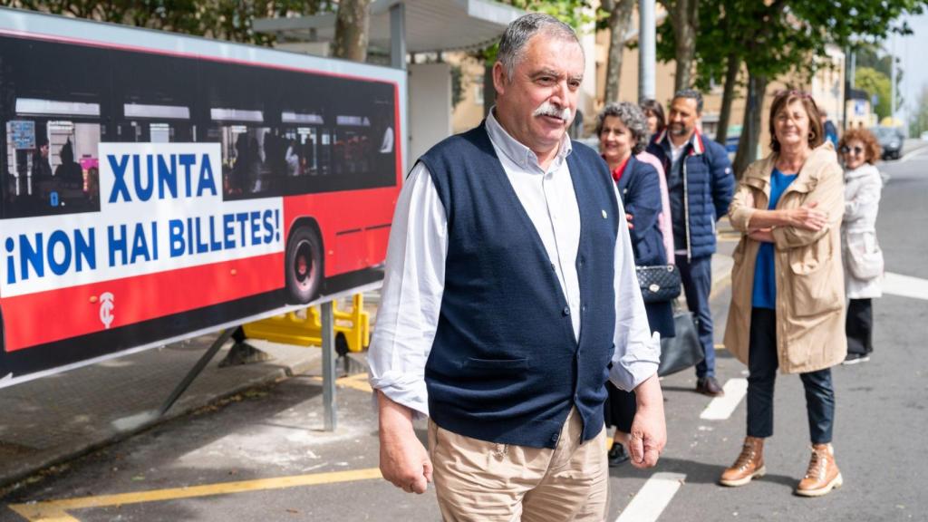 Oleiros (A Coruña) instala un bus en Santa Cristina para protestar por la ausencia del 1A