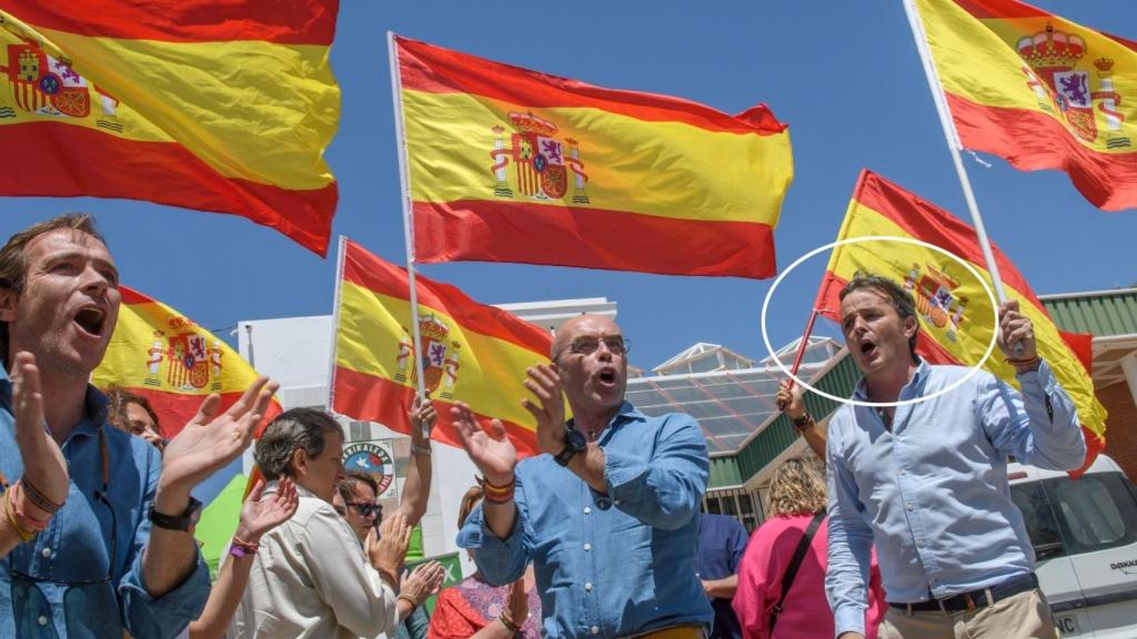 Jaso de Alaminos, a la derecha, con Jorge Buxadé y el parlamentario andaluz Javier Cortés, tocando palmas, en Marinaleda.