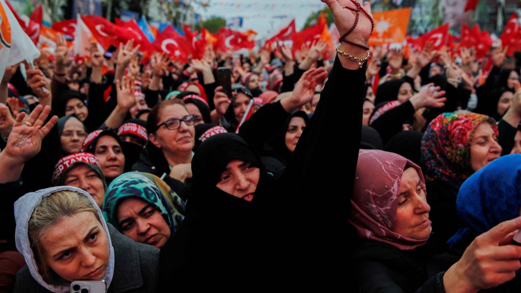 Un grupo de mujeres, la mayoría con velo, en un mitin de Erdogan.