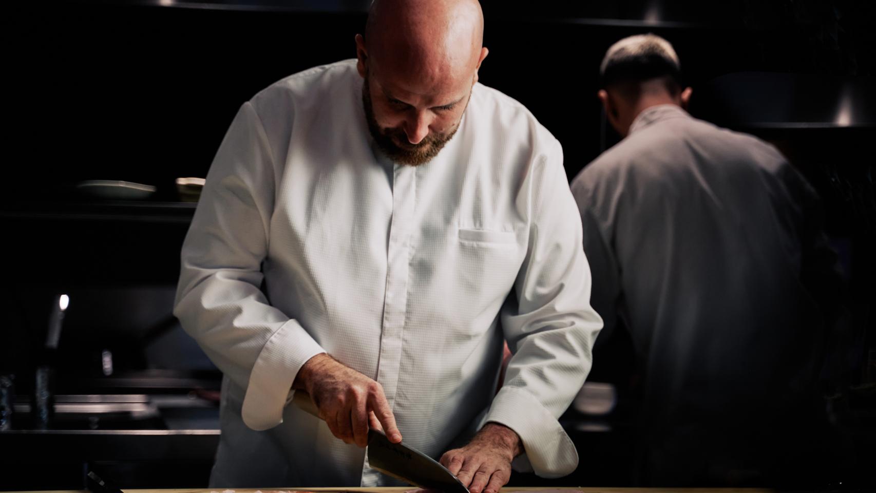 El cocinero Hugo Muñoz tras su barra