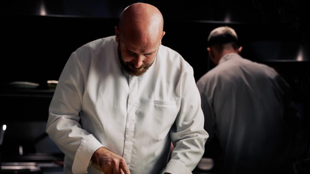 El cocinero Hugo Muñoz tras su barra