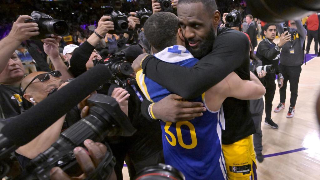 LeBron James y Stephen Curry se abrazan tras la victoria de los Lakers