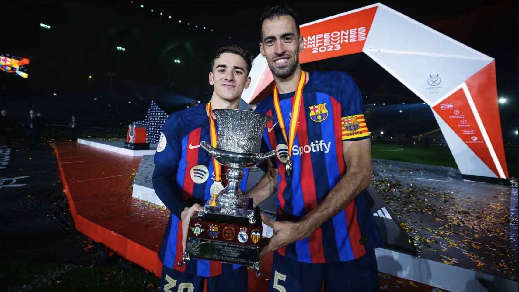 Gavi y Sergio Busquets, con la Supercopa de España