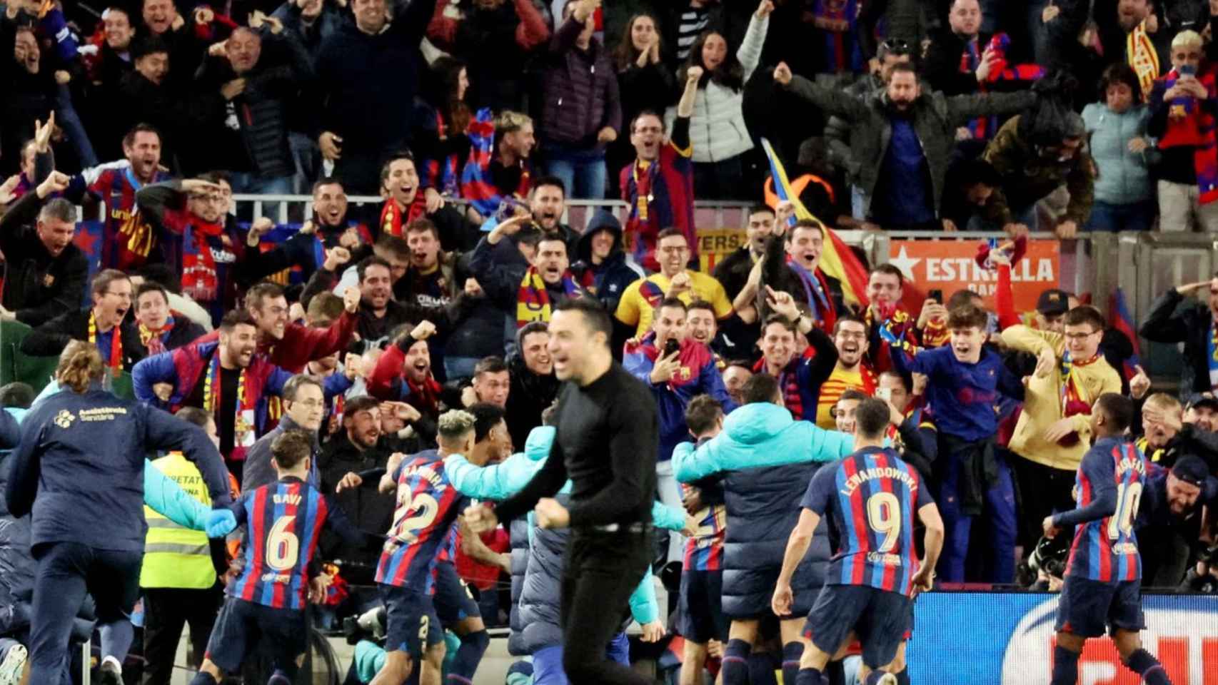 Los jugadores del FC Barcelona y Xavi Hernández celebran un gol