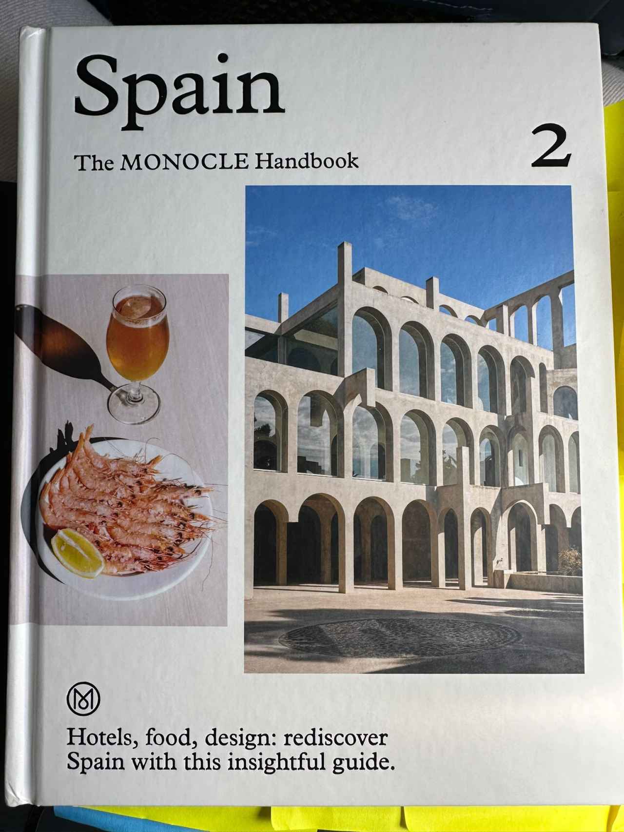 Gambas y arquitectura en la portada de la guía de 'Monocle'.