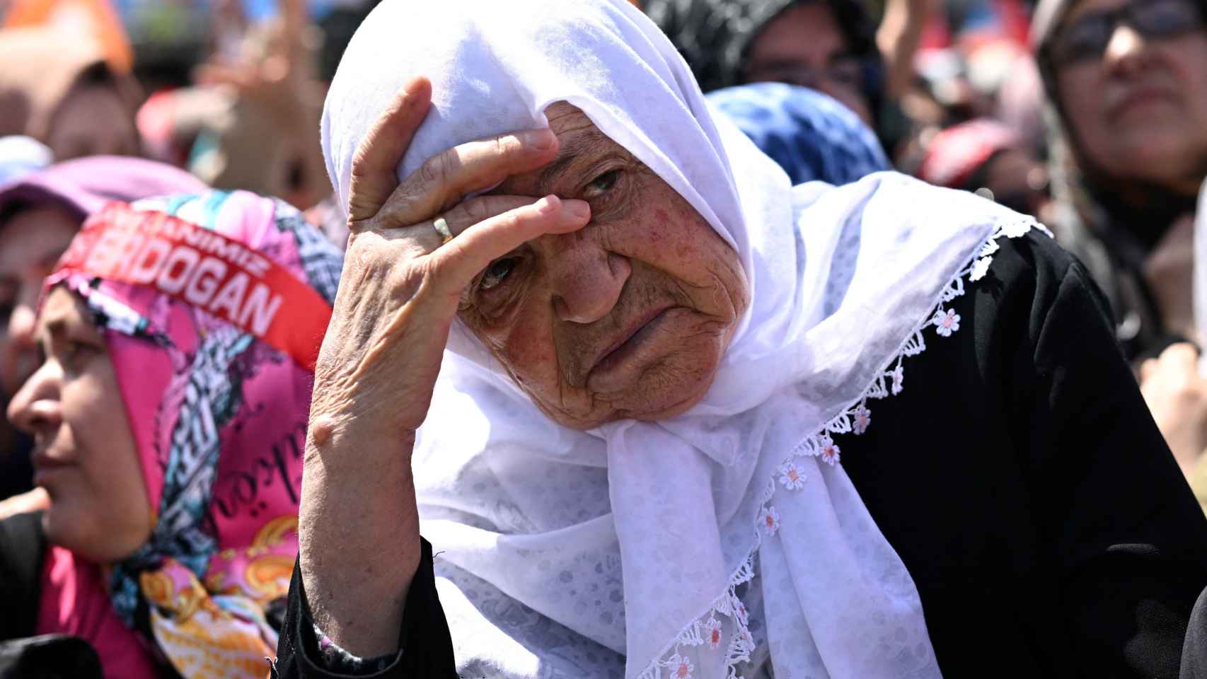Una mujer reacciona mientras el presidente turco, Tayyip Erdogan, realiza un mitin  en Estambul, Turquía, el 13 de mayo de 2023.