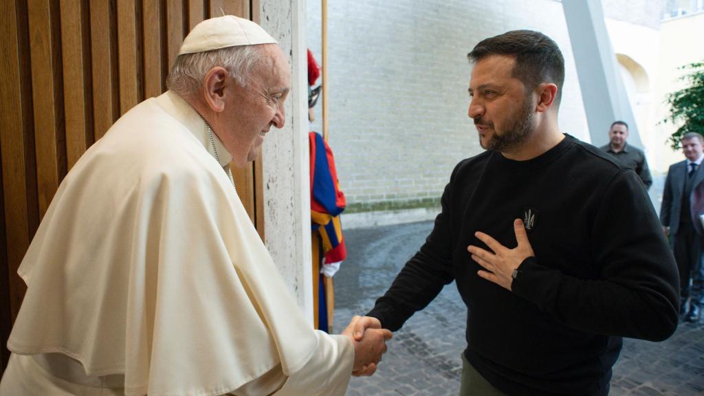 Volodímir Zelenski, presidente de Ucrania, junto al Papa Francisco.