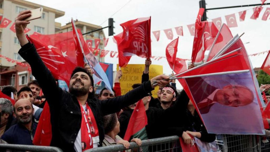Partidarios del líder opositor turco Kemal Kilicdaroglu en un mitin electoral este jueves en Bursa.