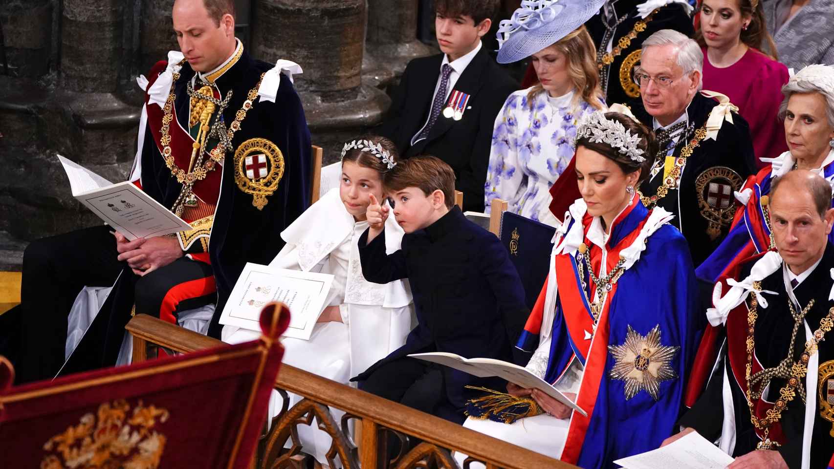 Los príncipes de Gales junto a sus hijos menores, en la coronación de Carlos III.