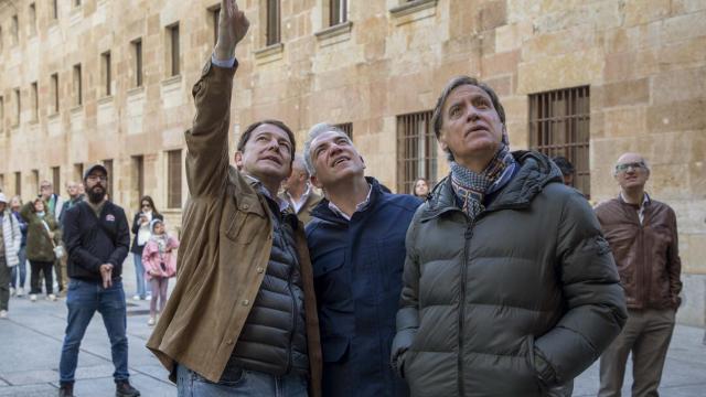 El coordinador general del Partido Popular, Elías Bendodo, el presidente del PP de Castilla y León, Alfonso Fernández Mañueco, y el presidente del Partido Popular de Salamanca y candidato a la Alcaldía de la ciudad, Carlos García Carbayo, participan en un acto de campaña.