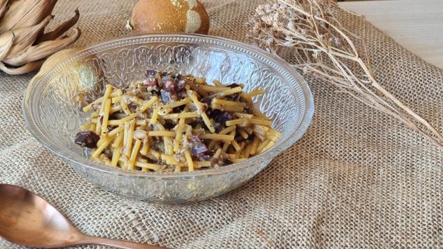 Fideuá de champiñones y jamón, un plato para tu menú diario que comerán grandes y pequeños