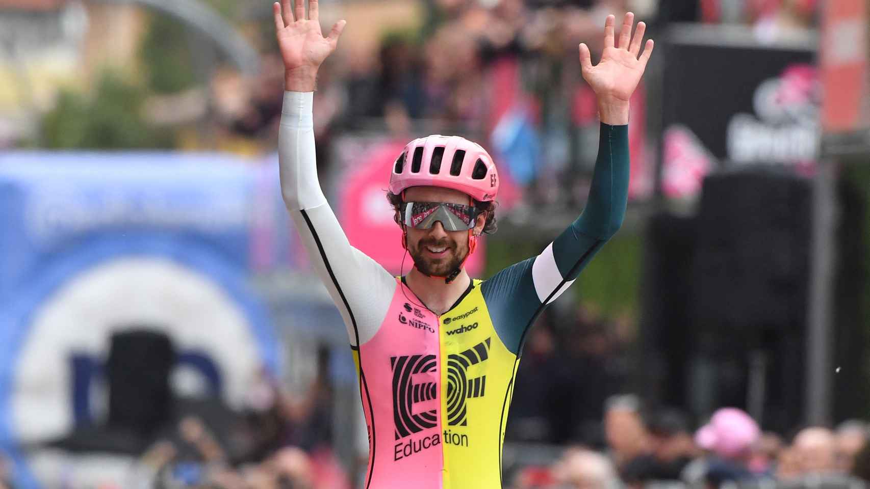 Ben Healy celebra su victoria en la octava etapa del Giro.