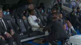 Eduardo Camavinga atendido por los médicos en el banquillo del Real Madrid