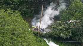 Imagen del vehículo ardiendo.