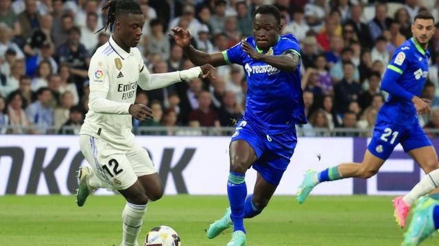 Camavinga contrala un balón ante la oposición de un jugador del Getafe.