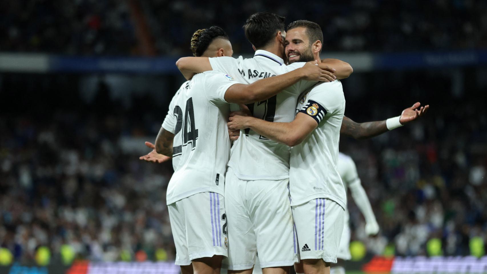Los jugadores del Real Madrid celebran el gol de Marco Asensio.