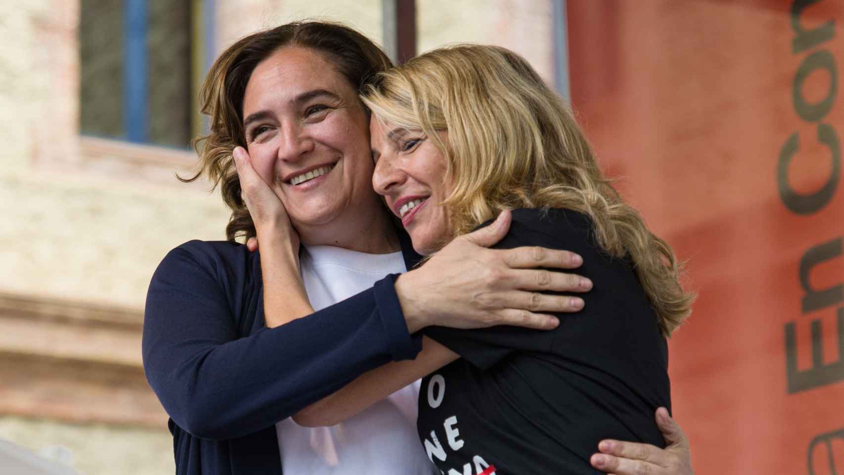 Yolanda Díaz, con Ada Colau en Barcelona.