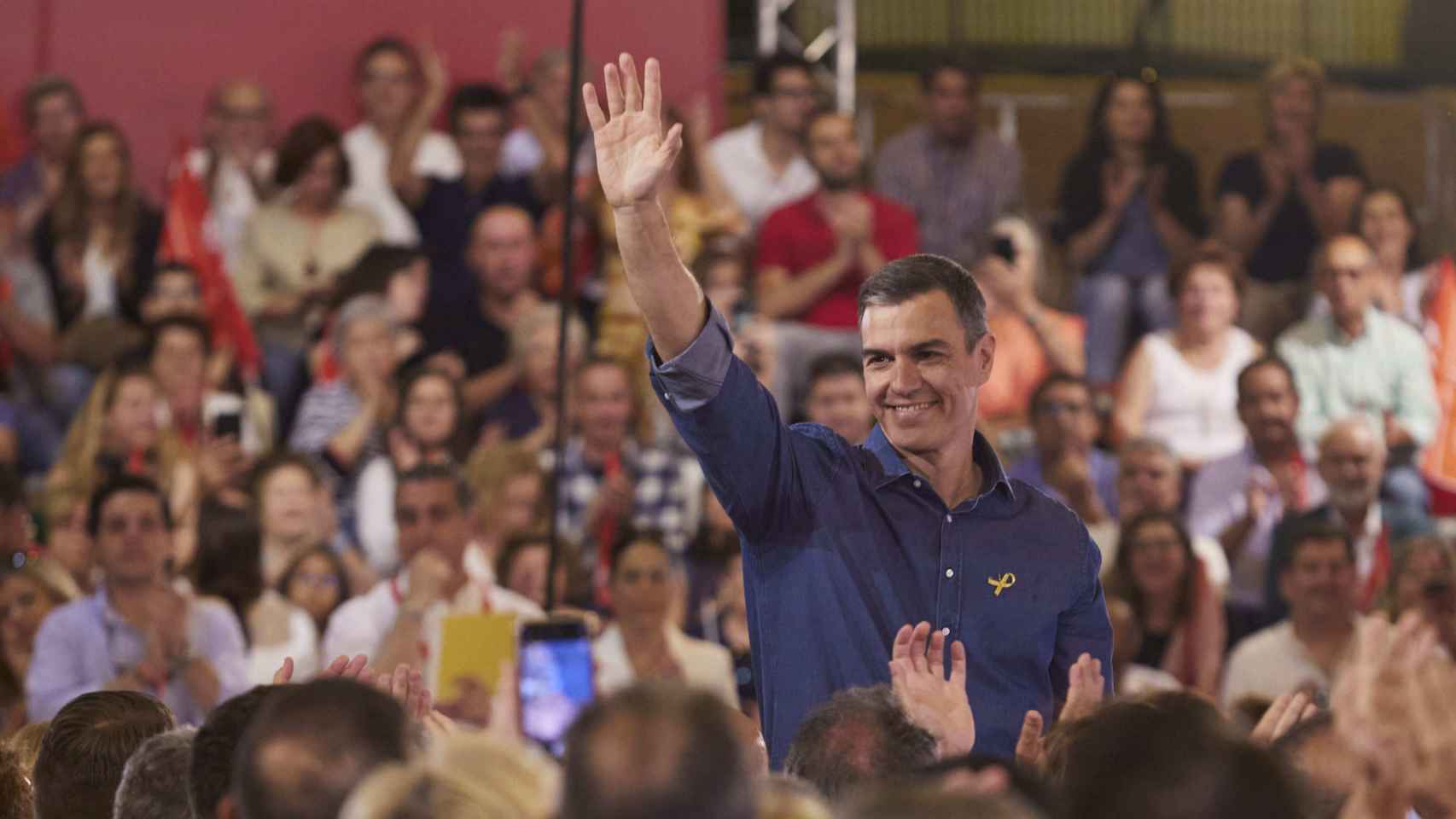 El presidente del Gobierno, Pedro Sánchez, en el arranque de la pasada campaña, en Sevilla el 13 de mayo.