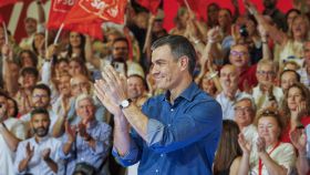 El presidente Pedro Sánchez este sábado en Sevilla, en su primer mitin de la campaña oficial.