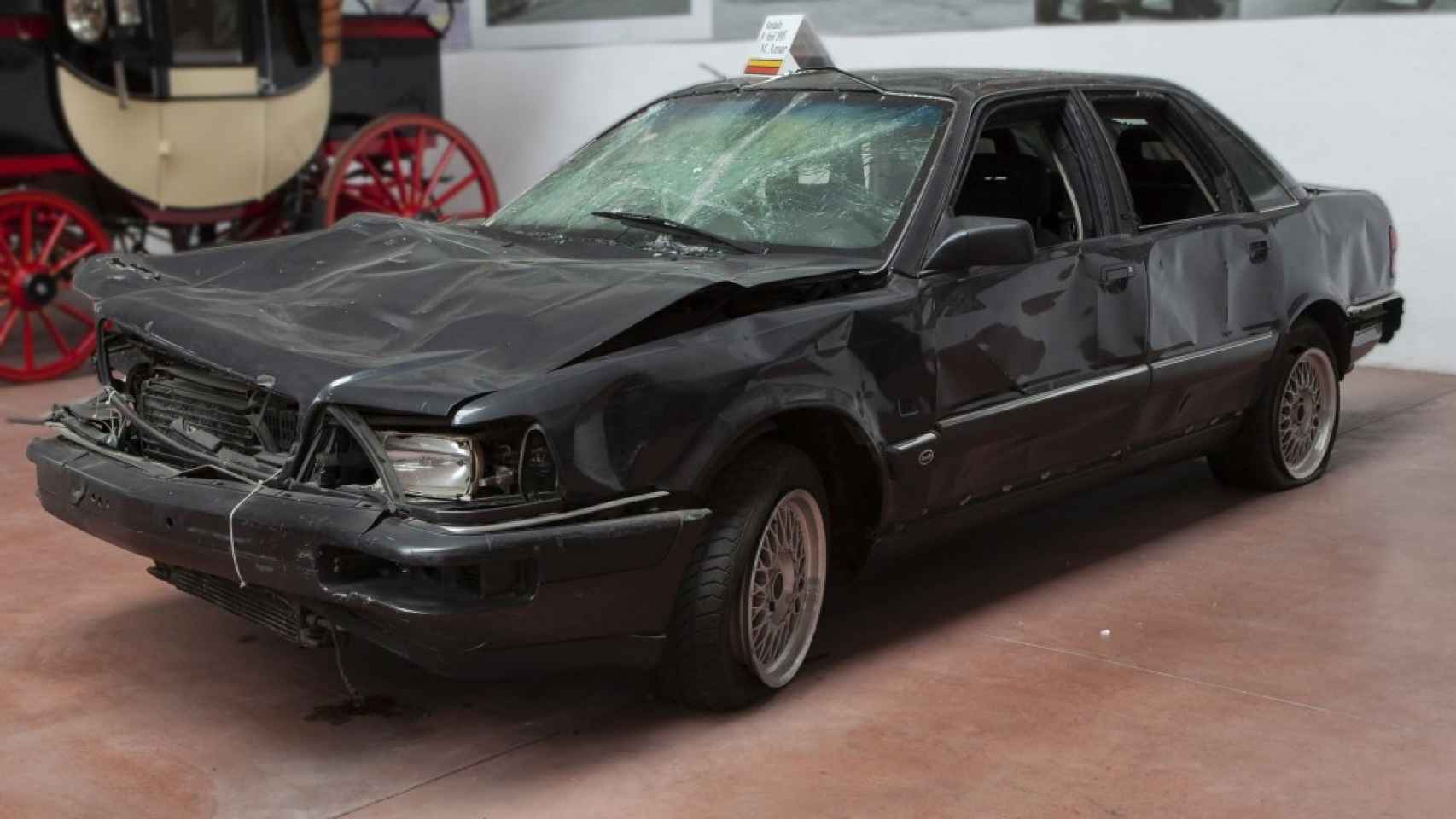 El coche en el que viajaba Aznar cuando sufrió el atentato de ETA y que Luis Miguel Rodríguez lo subastó con un precio de salida de 50.000 euros.