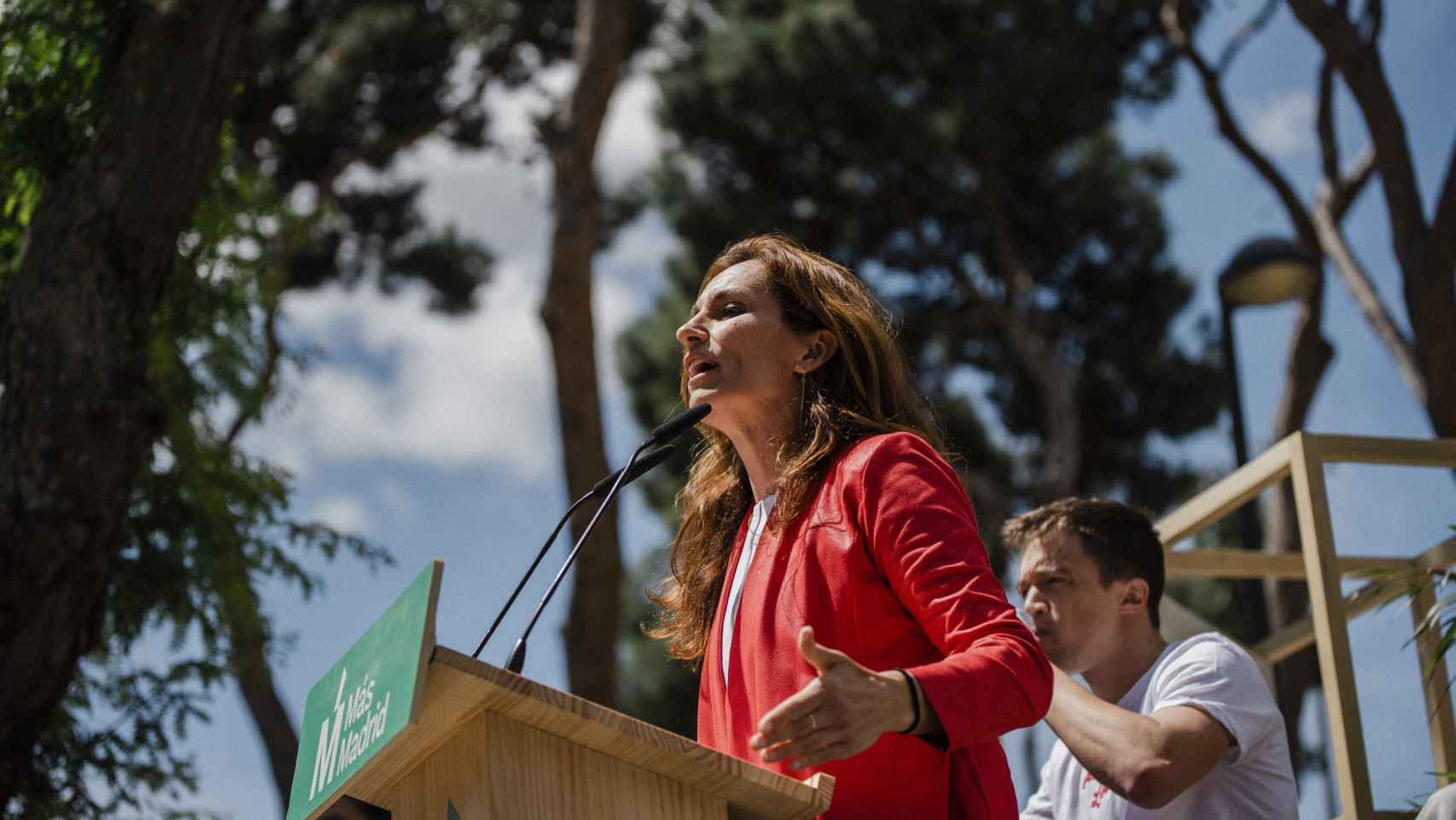 La candidata de Más Madrid a la Presidencia, Mónica García, interviene en un acto de campaña en Getafe junto a Iñigo Errejón.