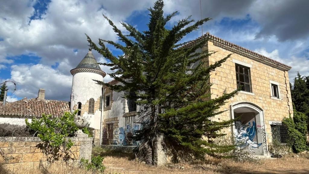 Fachada del inmueble abandonado en la finca de los Cantos Negros, en Torrelodones.